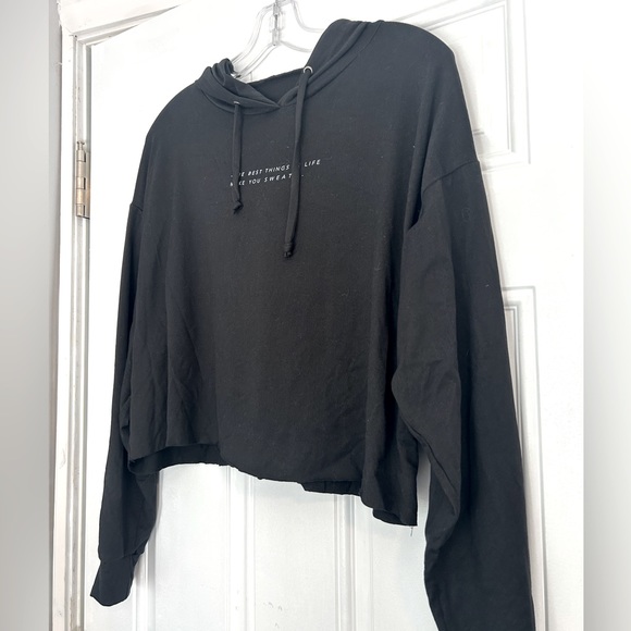 SUPER CUTE Athletic Black Sweatshirt 🖤 - Picture 1 of 3